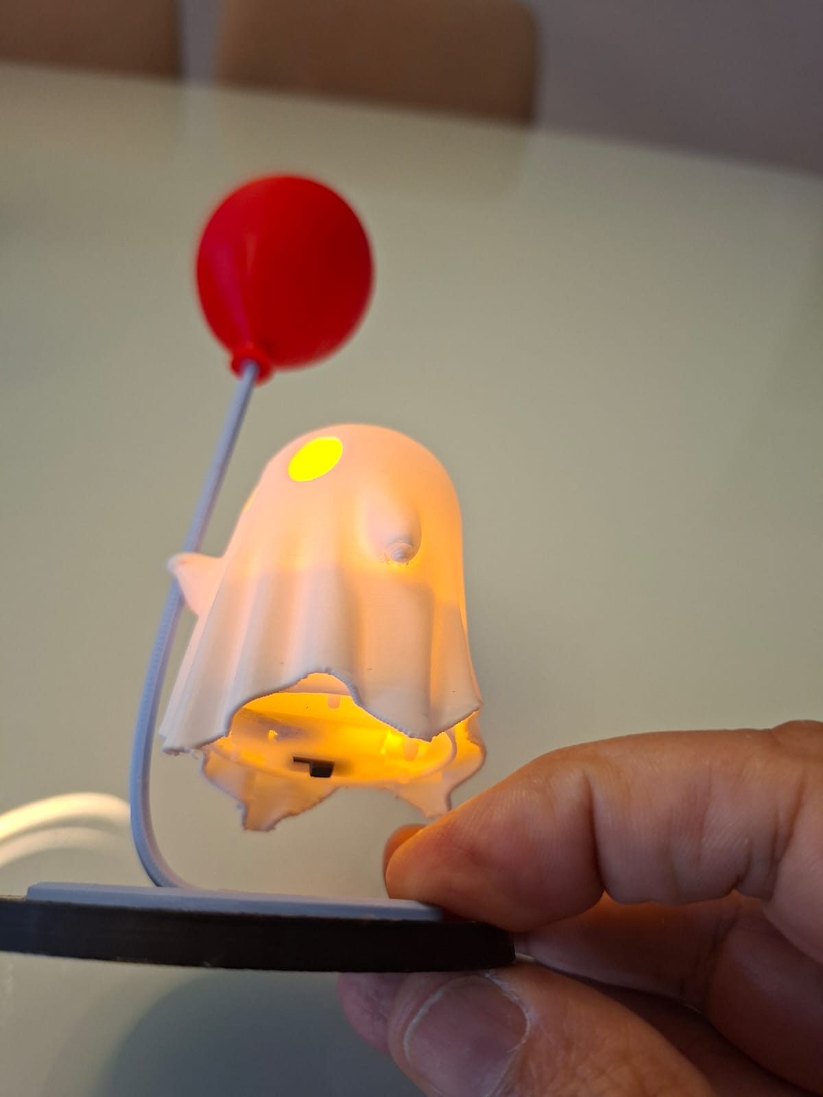 Fantasminha com Balão Iluminado – Decoração de Halloween 16 cm