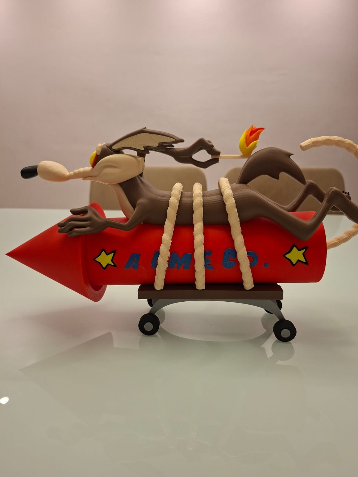 Coyote no Foguete ACME 3D – Colecionável Colorido 37 cm